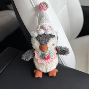 Ensemble chapeau et bavoir en peluche Jellycat Little Series 16 cm, accessoire de fête pour jouets lapin et pingouin, unisexe, utilisable en toutes saisons - Product Image 2