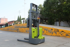 Gerbeur électrique 1,5 tonne, mât à trois étages, batterie au plomb-acide, pneus pleins, utilisation en intérieur, usine de fabrication - Product Image 4