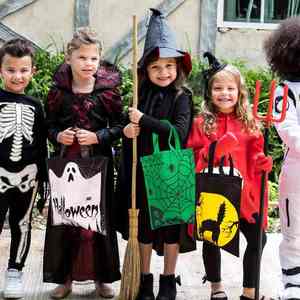 Bolsa de Regalo de Halloween Reutilizable de Tela No Tejida con Diseño de Calavera, Calabaza y Bruja para Dulces, Ideal para Fiestas y Bromas Navideñas para Niños - Product Image 3