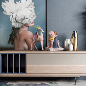 รูปปั้นเด็กหญิงกับกวางสไตล์นอร์ดิก งานฝีมือเรซิ่น ตกแต่งบ้าน รูปทรงสัตว์สวยงาม - Product Image 3