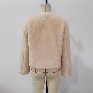 OUDINA giacca da donna all'ingrosso nera con fibbia a molla in pile girocollo invernale alla moda cappotti di <span class=keywords><strong>pelliccia</strong></span> <span class=keywords><strong>per</strong></span> donna - Product Image 4