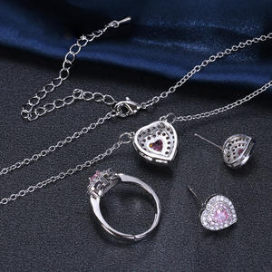 Conjunto de Joyería Delicado para Boda o Compromiso, Aretes y Collar con Halo de Corazón de Latón y Circonitas Rosas - Product Image 5