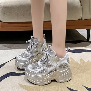Dropshipping de chaussures de créateur à paillettes tendances avec logo personnalisé chaussures pour femmes chaussures à talons compensés style de marche <span class=keywords><strong>baskets</strong></span> décontractées pour femmes - Product Image 3