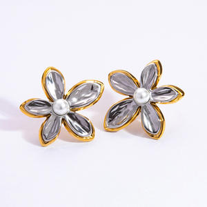 Pendientes de Perlas con Incrustaciones de Flores, Chapados en Oro de 18K, Acero Inoxidable, para Uso Diario, Conjunto de Joyería Fina - Product Image 5