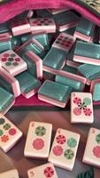 Grosir OEM ODM Set Mahjong Amerika Akrilik Transparan 3-Lapis Warna Pink Cyan dengan Cetakan Bunga Kustom, Ubin Joker Motif Angin, MOQ Rendah