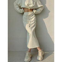 Ensemble jupe longue évasée et sweat à capuche court en coton classique pour femme avec logo personnalisé et poches cargo
