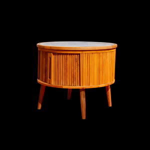 Prix de gros Table d'appoint ronde décorative moderne du milieu du siècle avec dessus en faux marbre blanc et finition en chêne à lattes - Product Image 1