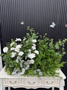 Centre de table de mariage tendance 2026 style jardin sauvage, boule de fleurs vertes et blanches - Product Image 2