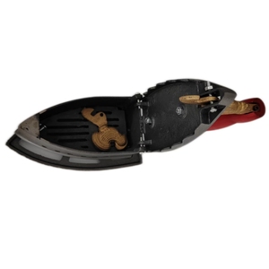 Fer à repasser antique <span class=keywords><strong>en</strong></span> <span class=keywords><strong>fonte</strong></span> <span class=keywords><strong>de</strong></span> fer et <span class=keywords><strong>en</strong></span> bois, chauffé au charbon, avec poignée rouge <span class=keywords><strong>en</strong></span> forme <span class=keywords><strong>de</strong></span> coq et poignée <span class=keywords><strong>en</strong></span> bois, d'Afrique - Product Image 6