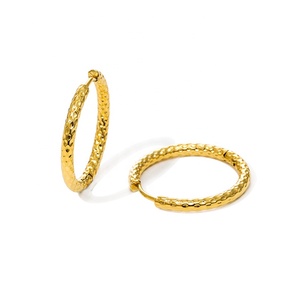<span class=keywords><strong>Orecchini</strong></span> a <span class=keywords><strong>Cerchio</strong></span> Martellati Sottili in Acciaio Inossidabile Placcato <span class=keywords><strong>Oro</strong></span> 18K all'Ingrosso per Donna - Product Image 2