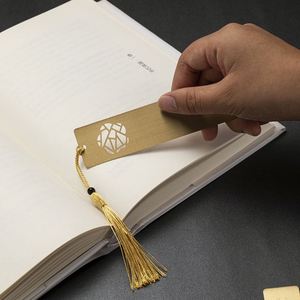 Marque-pages en métal à prix avantageux avec découpes ou gravures de symboles urbains - Product Image 1