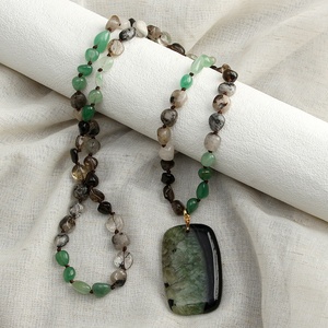 Collar largo anudado a mano con piedra de viruta de piedra natural verde-negra, collar con Colgante de Piedra cuadrada negra-verde - Product Image 2