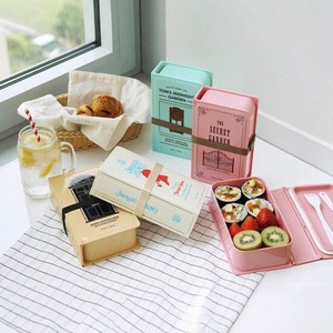 Lonchera de Plástico Estilo Japonés con Forma de Libro, Bento Box con Correa, Contenedor Portátil para Almacenamiento de Alimentos, Rectangular, Amarillo Cúrcuma y Blanco - Product Image 1