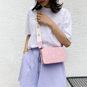 Sac bandoulière élégant pour femme en PU rose avec motif de marguerite blanche et quincaillerie dorée - Product Image 5