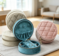 Boîte à bijoux ronde portable haut de gamme faite à la main en tissu velours avec matelassage diamanté, fermeture magnétique et compartiments intérieurs.