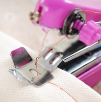 Machine à coudre portable sans fil mini pour vêtements et tissus / Machine à coudre à main