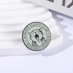 Spilla Personalizzata del Gatto Eccentrico e Pigro, Sempre in Sonno. Il distintivo da onorario del club è un distintivo divertente ed emotivo in bianco e nero. - Product Image 4