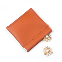 Pochette d'emballage pour bijoux en velours avec logo personnalisé, fermeture éclair en cuir PU, style moderne et portable pour les magasins de bijoux