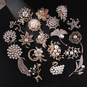 Muestra gratis Popular perla Pin broche al por mayor personalizado flor oro broche Pin China venta al por mayor cristal mujeres broche a granel - Product Image 1