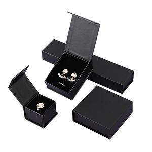 OMT Custom Gift Paper Cardboard Jewelry Packing Ring Bracelet Necklace Earring Packaging Magnetic Clamshell Box With print Logo