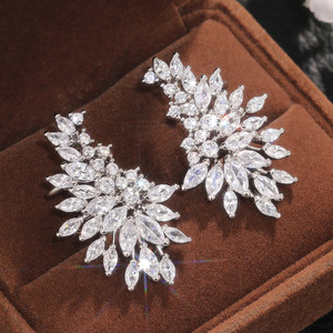 Orecchini a lobo con ali d'angelo per donna, gioielli scintillanti alla moda - Product Image 1