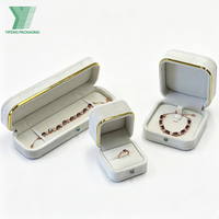 Boîte d'emballage de bijoux en carton brossé de luxe avec logo personnalisé, gaufrage, doublure en éponge, matériaux recyclés écologiques