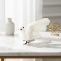 Colombe blanche classique en mousse et coton avec plumes artificielles