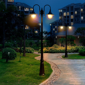 Lampadaire de jardin extérieur en fer avec abat-jour en verre LED, lumière blanc chaud 2700K, IP65, ampoule A19 non amovible, AC 220V, détecteur de mouvement solaire - Product Image 6
