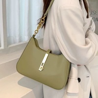 Sac bandoulière de luxe pour femme, nouveau style designer, collection 2026, très tendance, polyvalent, en polyester et cuir, sac à main porté épaule ou sous le bras