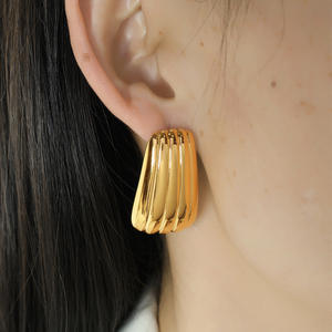 Boucles d'oreilles minimalistes en acier inoxydable YF3684 plaquées or 18 carats avec <span class=keywords><strong>fond</strong></span> à vis ondulé - Product Image 1