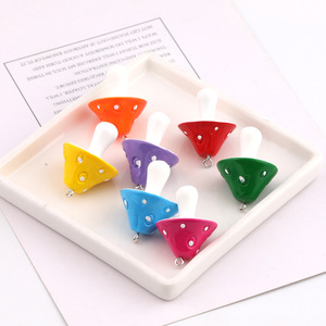 Colgante de resina 3D con diseño de hongo de lunares, colores aleatorios, accesorios de joyería DIY, dijes temáticos con forma de dibujos animados - Product Image 1