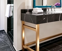 Meuble de salle de bain haut de gamme en laiton satiné pour hôtel, suite, avec pieds dorés, console de lavabo, meuble sous-vasque, cadre en bronze antique