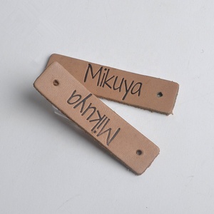 Da tùy chỉnh treo thẻ cho quần áo may mặc Swing hangtags thiết kế thời trang PU các bản vá lỗi tag - Product Image 3