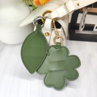 Clip à lunettes en cuir PU motif fleur mignon, support portable pour lunettes de soleil, pendentif de sac pour filles, accessoire de voyage quotidien