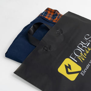 Bolsas de Plástico Negras Translúcidas Resistentes al Agua y a las Roturas con Asa, Bolsas de Compras Personalizadas para Camisetas y Jeans con Logotipo Impreso - Product Image 4