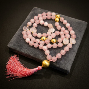 Collar de meditación de cuarzo rosa con 108 cuentas mala, cuentas decorativas en forma de corazón, cuentas doradas Guru y borla rosa, anudado a mano, para ella - Product Image 6