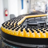 Volledig automatische machine voor het produceren, verpakken en verwerken van fruitdrank in kleine flessen