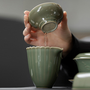 Juego de filtros de colador de té de cerámica hecho a mano Yue Kiln diseño moderno <span class=keywords><strong>Celadon</strong></span> para uso doméstico accesorios de té Kung Fu Filtro de té - Product Image 4