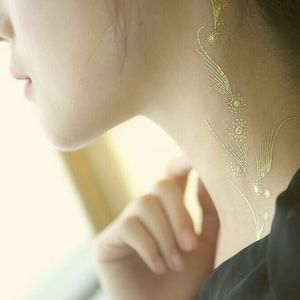 Autocollant <span class=keywords><strong>de</strong></span> tatouages métalliques temporaires non toxiques avec logo personnalisé <span class=keywords><strong>Tatouage</strong></span> <span class=keywords><strong>de</strong></span> cou sexy en feuille d'or pour femmes - Product Image 2