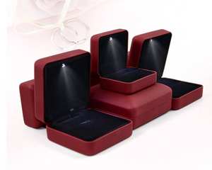 Boîte de présentation de bijoux LED rectangulaire personnalisable avec options de couleur pour solution d'emballage de cadeau de mariage ou d'anniversaire - Product Image 1