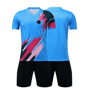 Ensemble de maillots de football personnalisés pour hommes, bleu et rouge, imprimé géométrique, manches courtes, col en V, 100% polyester, évacuation de l'humidité, coupe régulière - Product Image 1