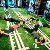 Piste de luge de gym durable en gazon artificiel écologique avec une hauteur de poils de 25 mm, haute densité et fonction imperméable