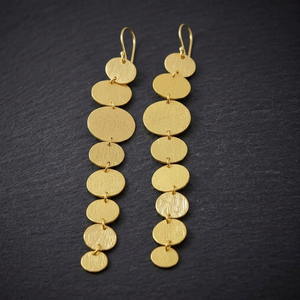 Pendientes de Moda Geométricos para Mujer, Pendientes Largos de Latón Chapado en Oro Hechos a Mano con Engaste de Garra, de SOUMYA CREATIONS - Product Image 4