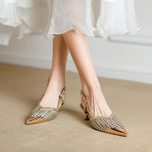 Sandales coréennes ajourées à bout pointu et talon moyen pour femme, couleur unie or argent, 4 cm, bride en T, bout métallique, élégantes, avec semelle massante - Product Image 4