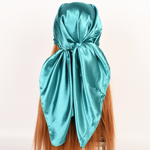 Écharpe de tête carrée en satin de soie <span class=keywords><strong>noir</strong></span> uni pour <span class=keywords><strong>femme</strong></span>, style vintage islamique, en polyester, idéale pour l'été – Grande Vente - Product Image 2