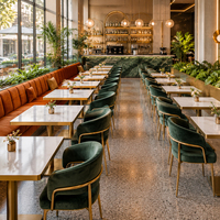 Chaise en velours vert émeraude, table à manger en marbre, base en piédestal doré, mobilier de restaurant personnalisable, vente en gros, luxe, usine OEM