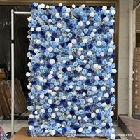 Blauw-witte moderne handgemaakte bruidsbloemenwand achtergrond van kunstzijde, bloemenpaneel voor ceremonie, welkomstbord, evenementendecoratie
