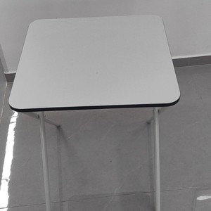 Escritorio para Estudiantes con Superficie de Plástico y Estructura Metálica, 56.8x56.8x73.5 cm, Mueble Escolar Resistente, Diseño Minimalista - Product Image 2
