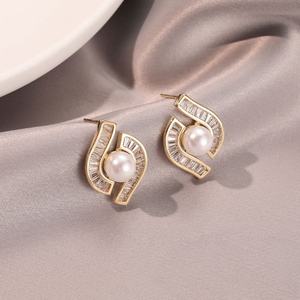 Pendientes de Aguja Geométricos de Plata de Moda Xiaoxiangfeng, de Alta Gama, con Incrustaciones de Circonita y Perlas de Imitación, Regalo para Mujer - Product Image 1