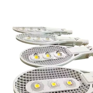 Lampadaire LED 120W en alliage d'aluminium de type III, éclairage extérieur à énergie solaire - Product Image 5